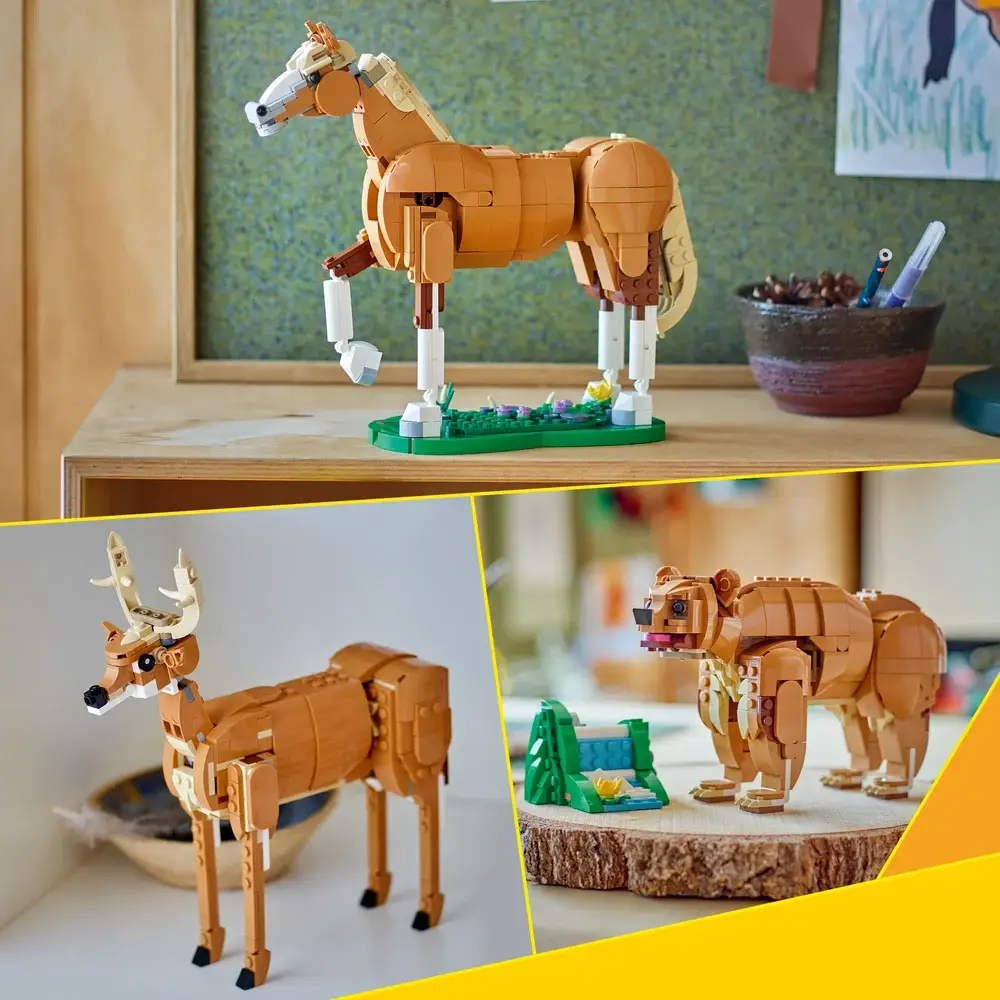 Três modelos de animais em blocos de construção: cavalo, veado e urso em diferentes superfícies interiores.