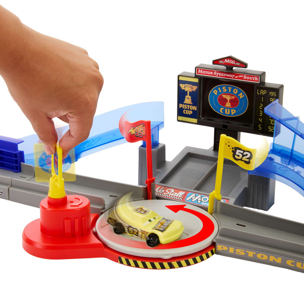Brinquedo pista corrida com carrinho amarelo e bandeiras coloridas