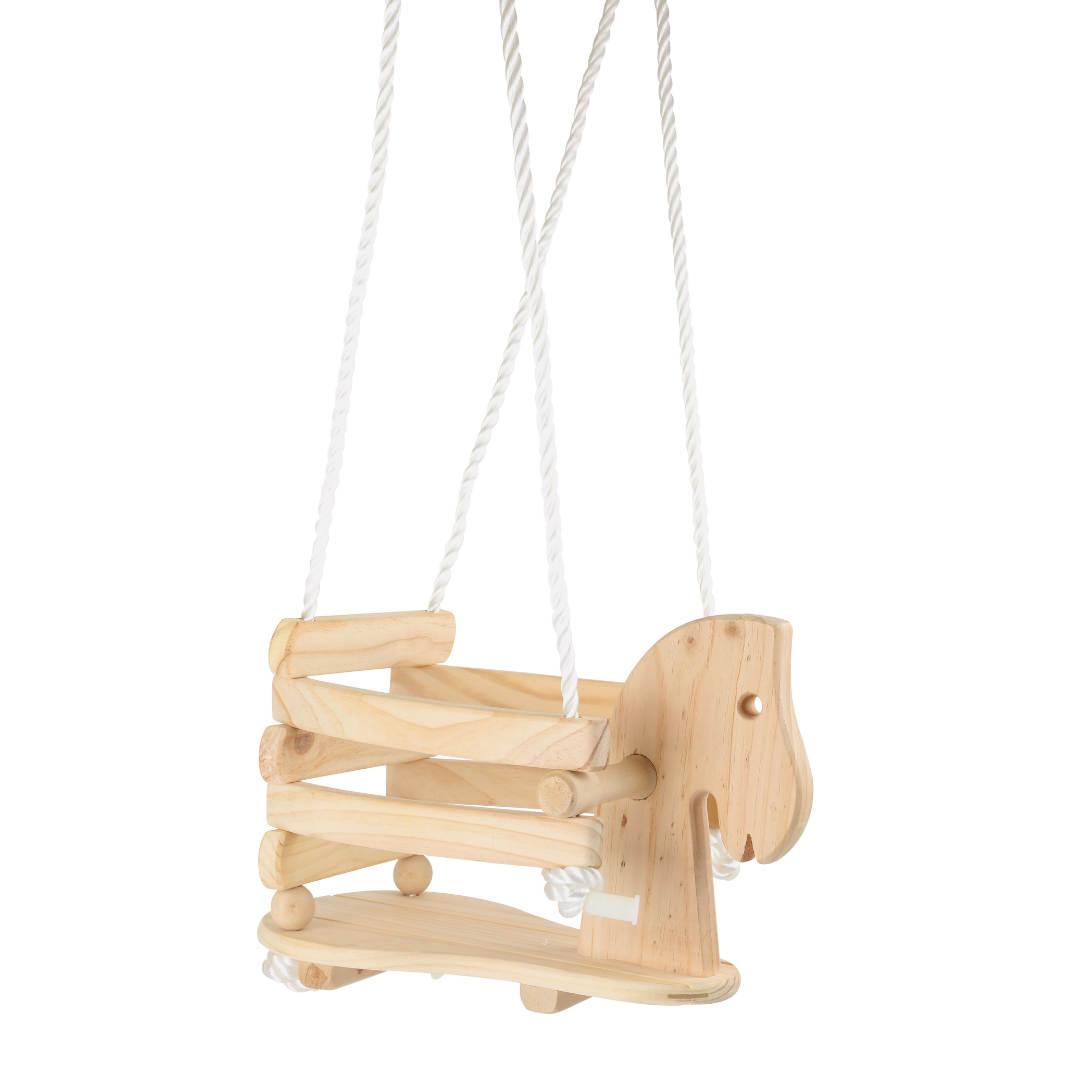 Baloiço infantil de madeira clara com cabeça de cavalo estilizada e cordas brancas.