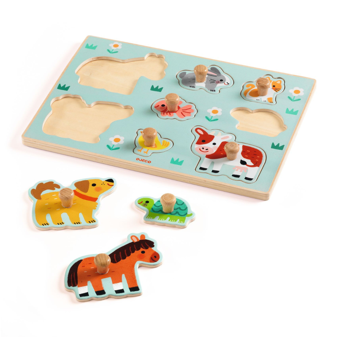 Puzzle de encaixe em madeira com figuras coloridas de animais e botões de madeira