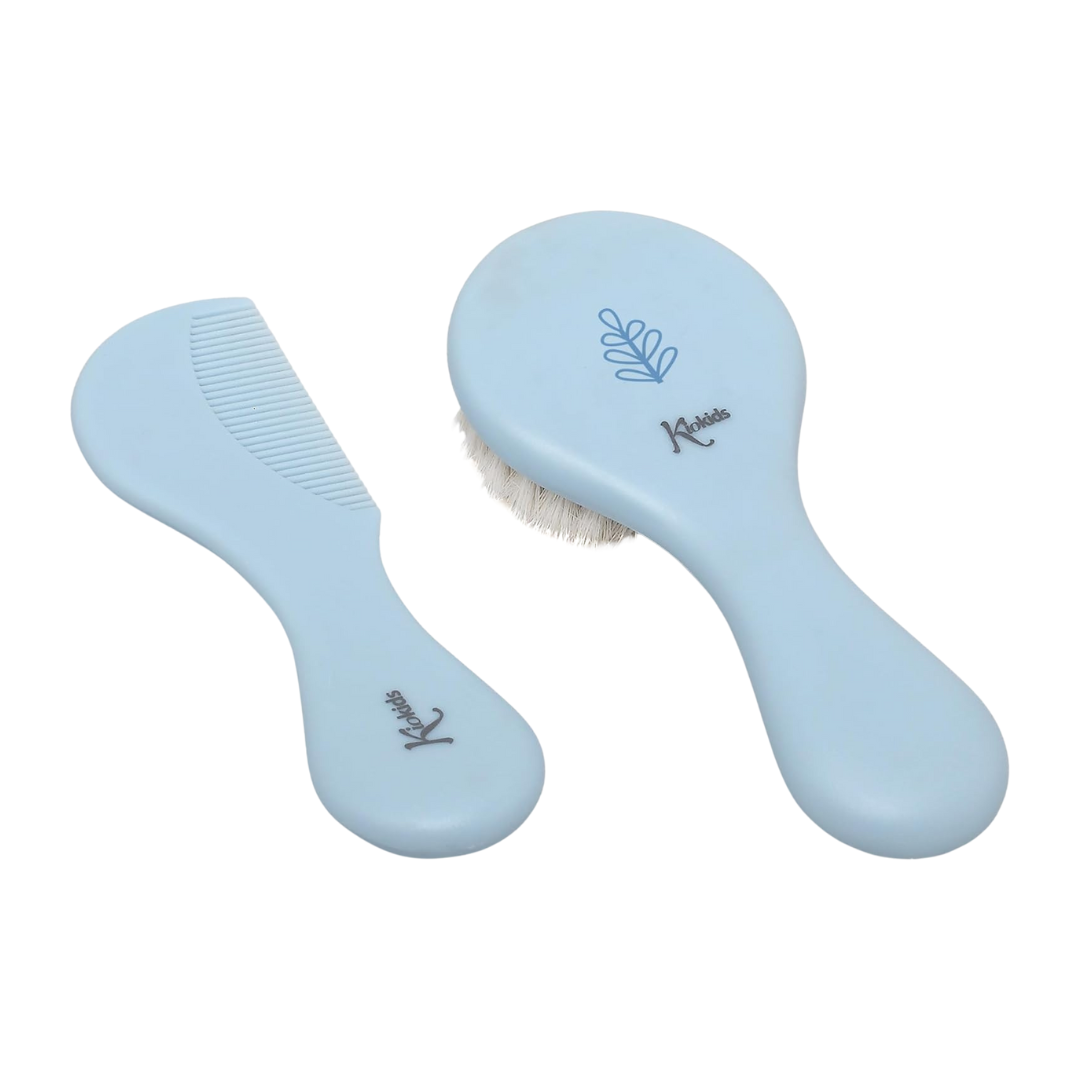 Conjunto de escova e pente azuis claros para bebé com desenho de folhas e texto Kit Baby