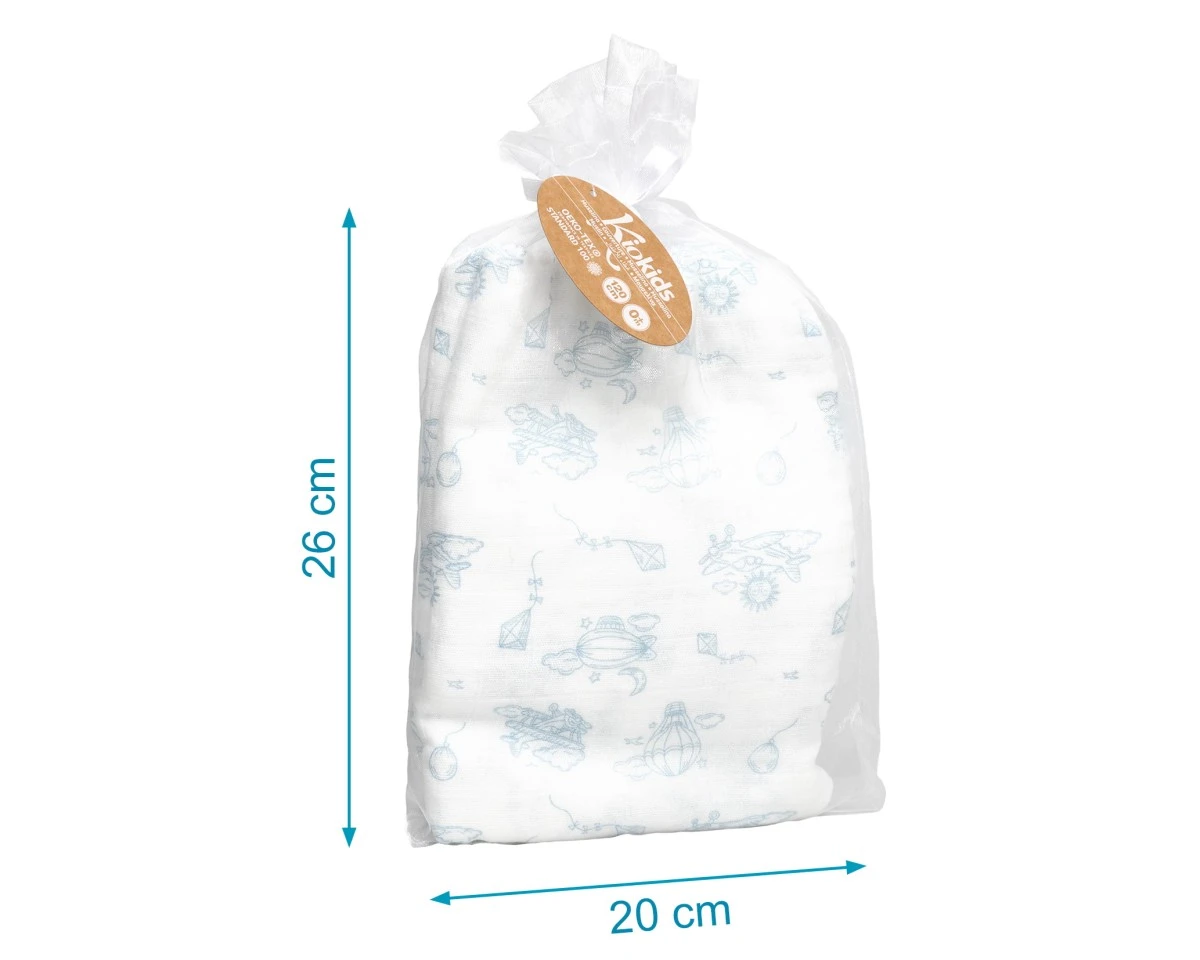 Lençol branco com padrão azul claro embalado em saco transparente com etiqueta marrom KioKids