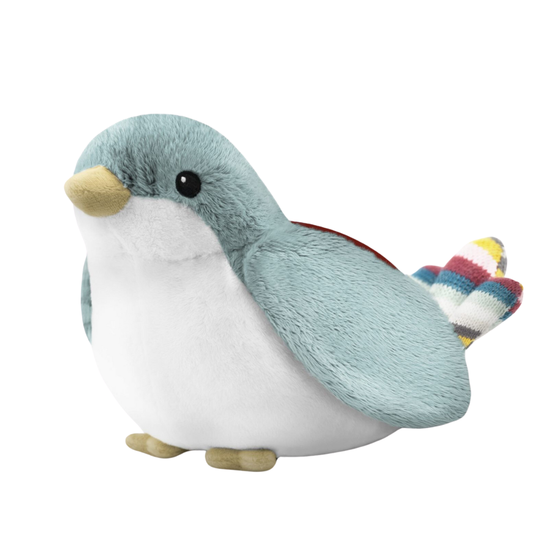 Pelúcia de pássaro com corpo branco, asas azuis claras e cauda multicolorida