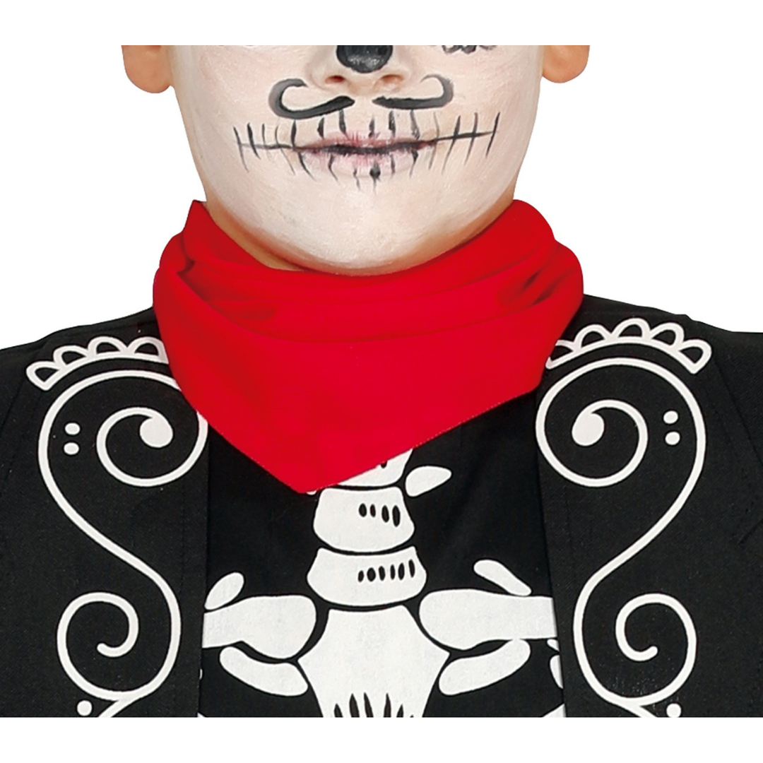 Criança com pintura facial de caveira, colete preto com padrões brancos e lenço vermelho no pescoço
