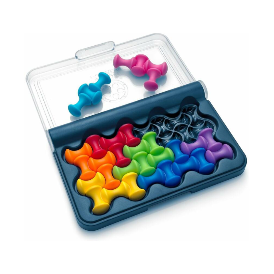 Peças de puzzle coloridas em estojo azul com tampa transparente