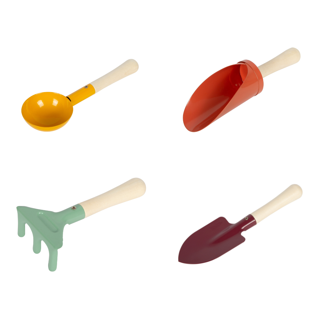 Conjunto de quatro ferramentas de jardinagem coloridas com cabos de madeira