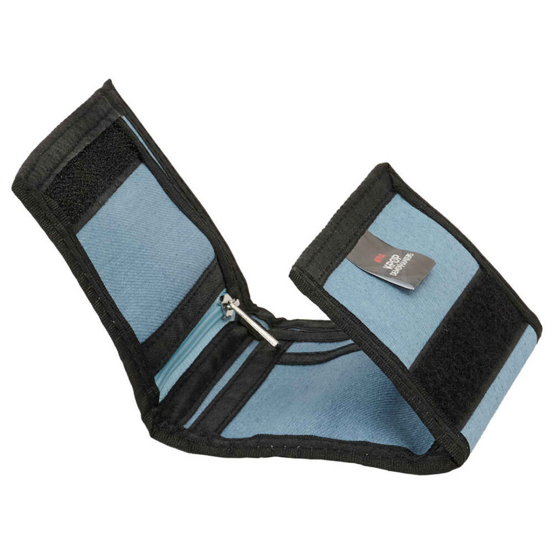 Carteira azul clara com fecho de velcro e bolso com fecho