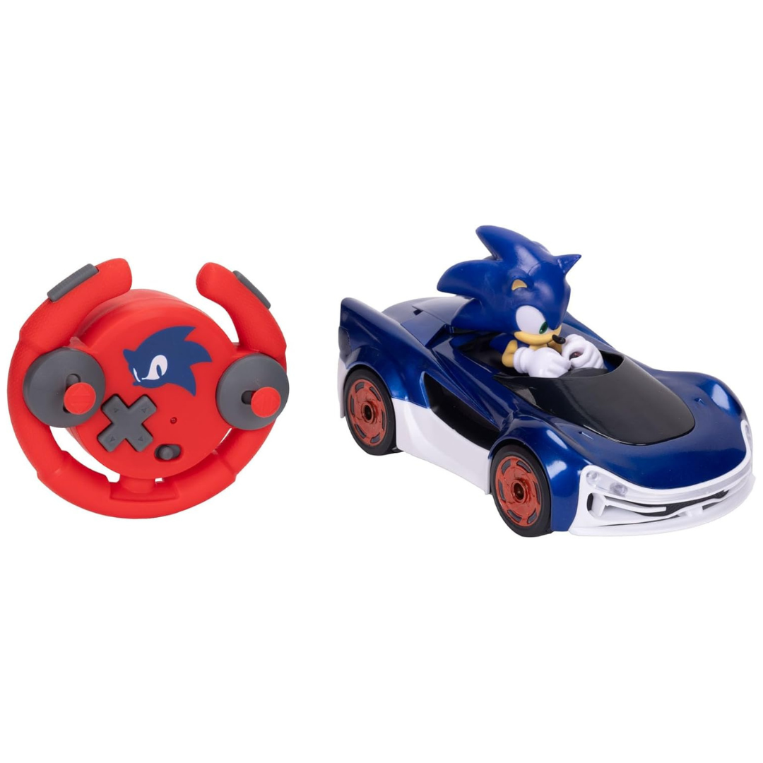 Carro de brinquedo azul com figura do Sonic e comando remoto vermelho com ícone do Sonic.