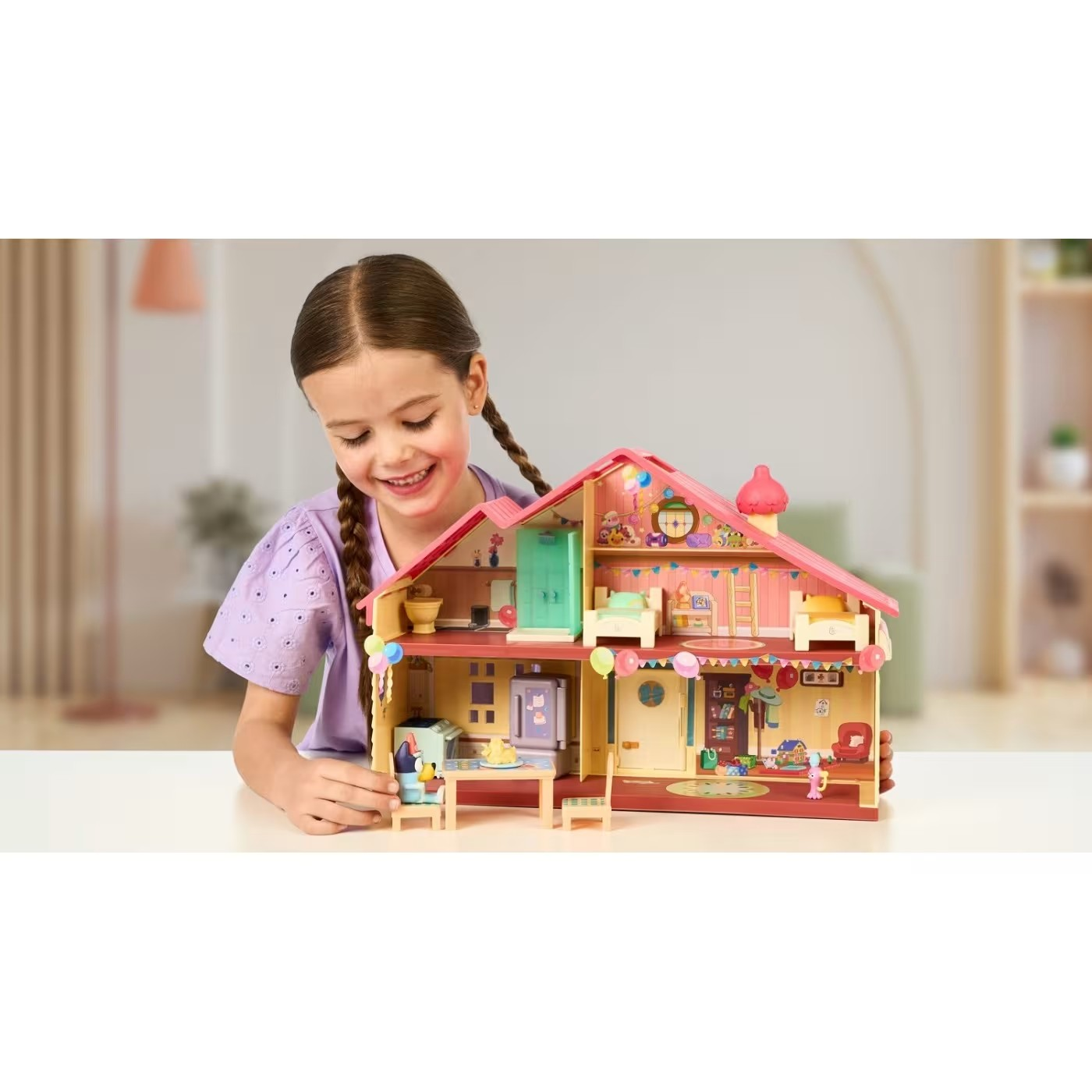 Casa de bonecas colorida com móveis em ambiente interior com criança