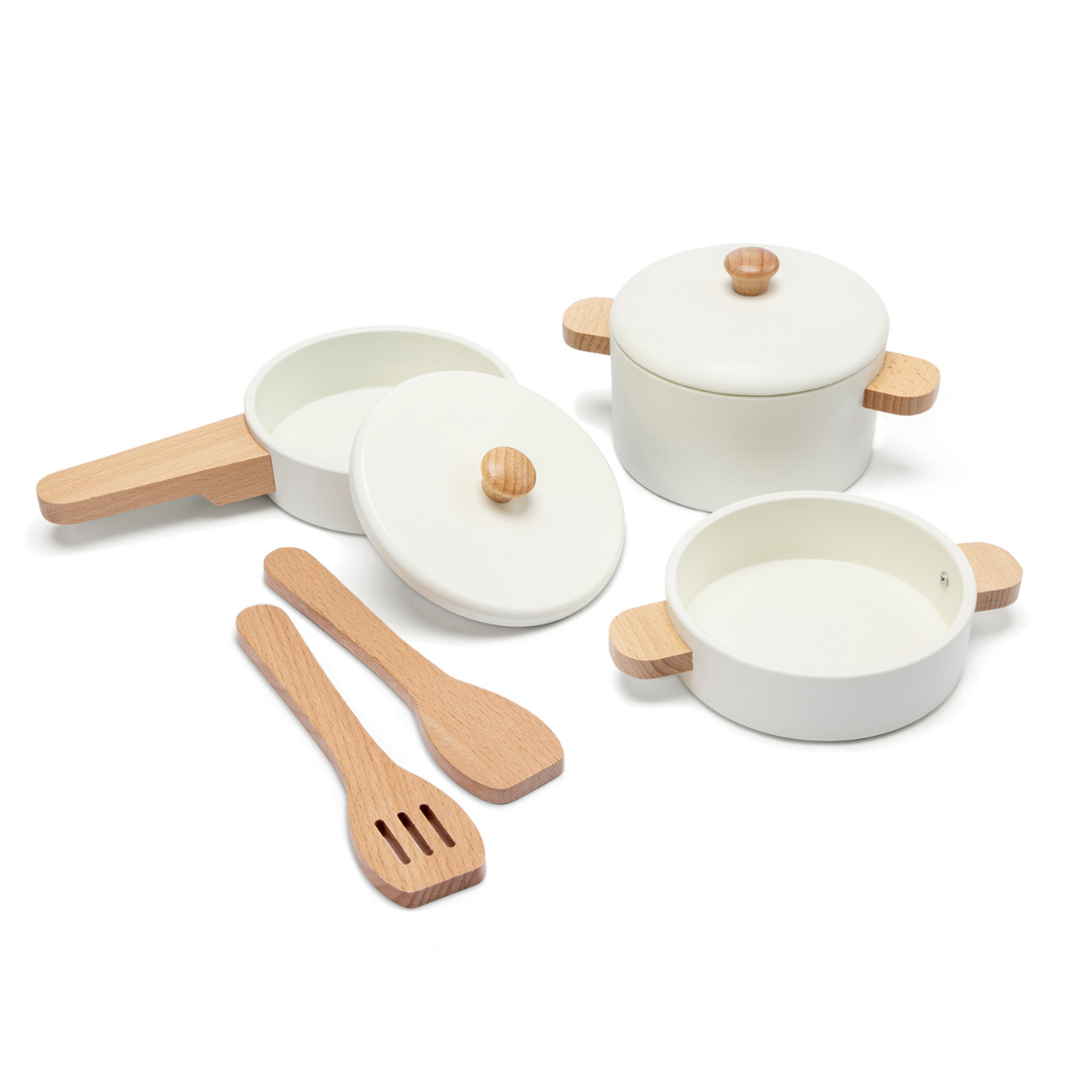 Conjunto de panelas e utensílios de cozinha em madeira e metal branco