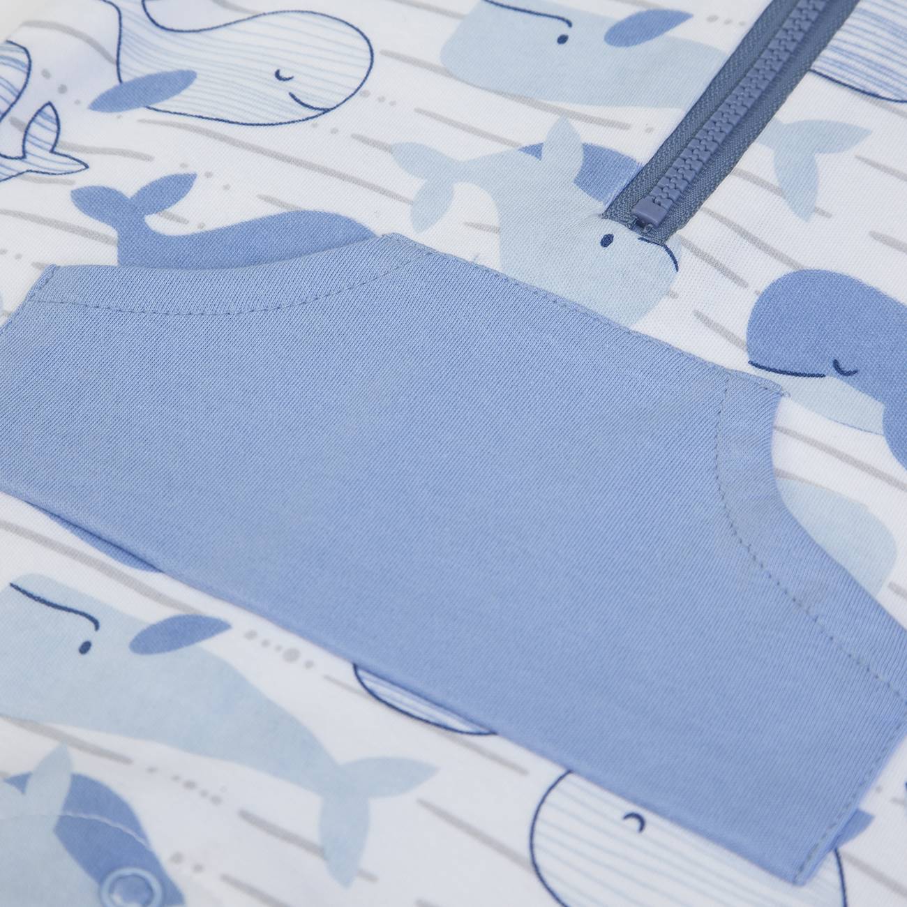 Roupa de bebê com padrão de baleias e bolso azul