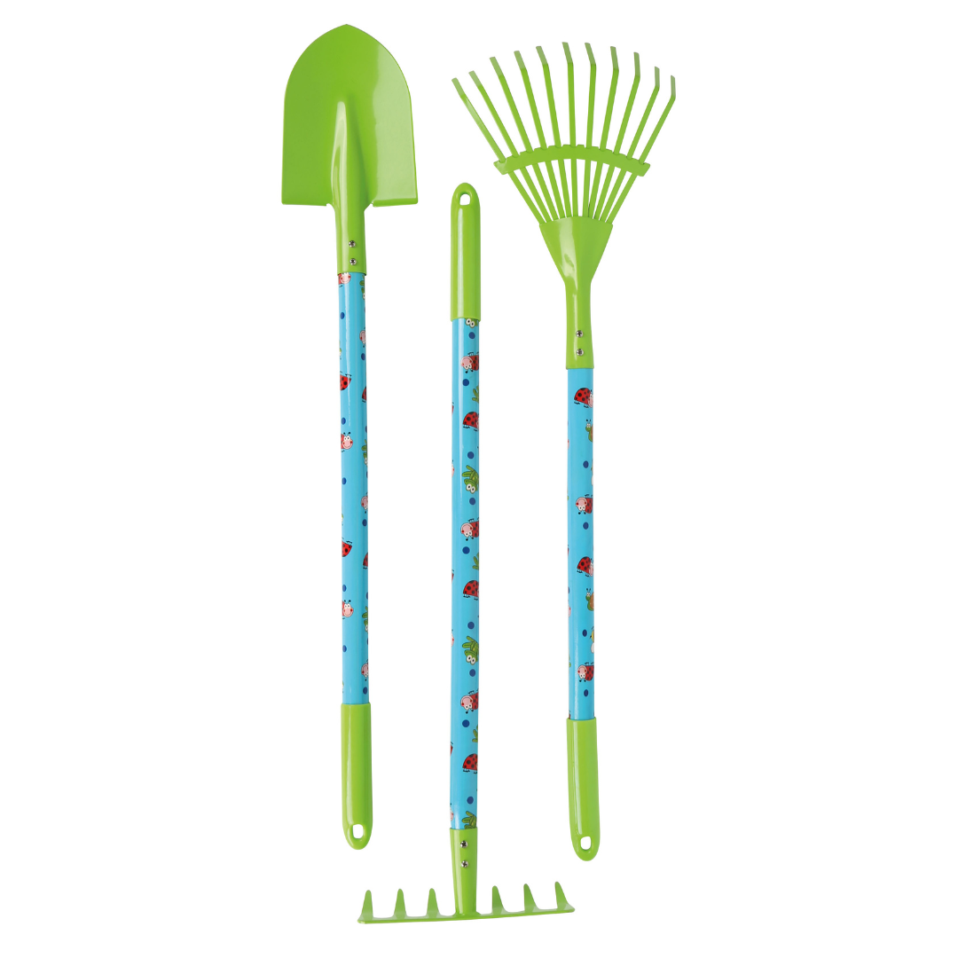 Conjunto de três ferramentas infantis de jardinagem com cabo azul decorado e cabeças verdes.
