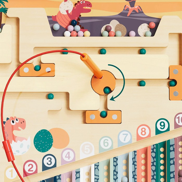 Brinquedo educativo em madeira com labirinto e números coloridos com tema de dinossauros