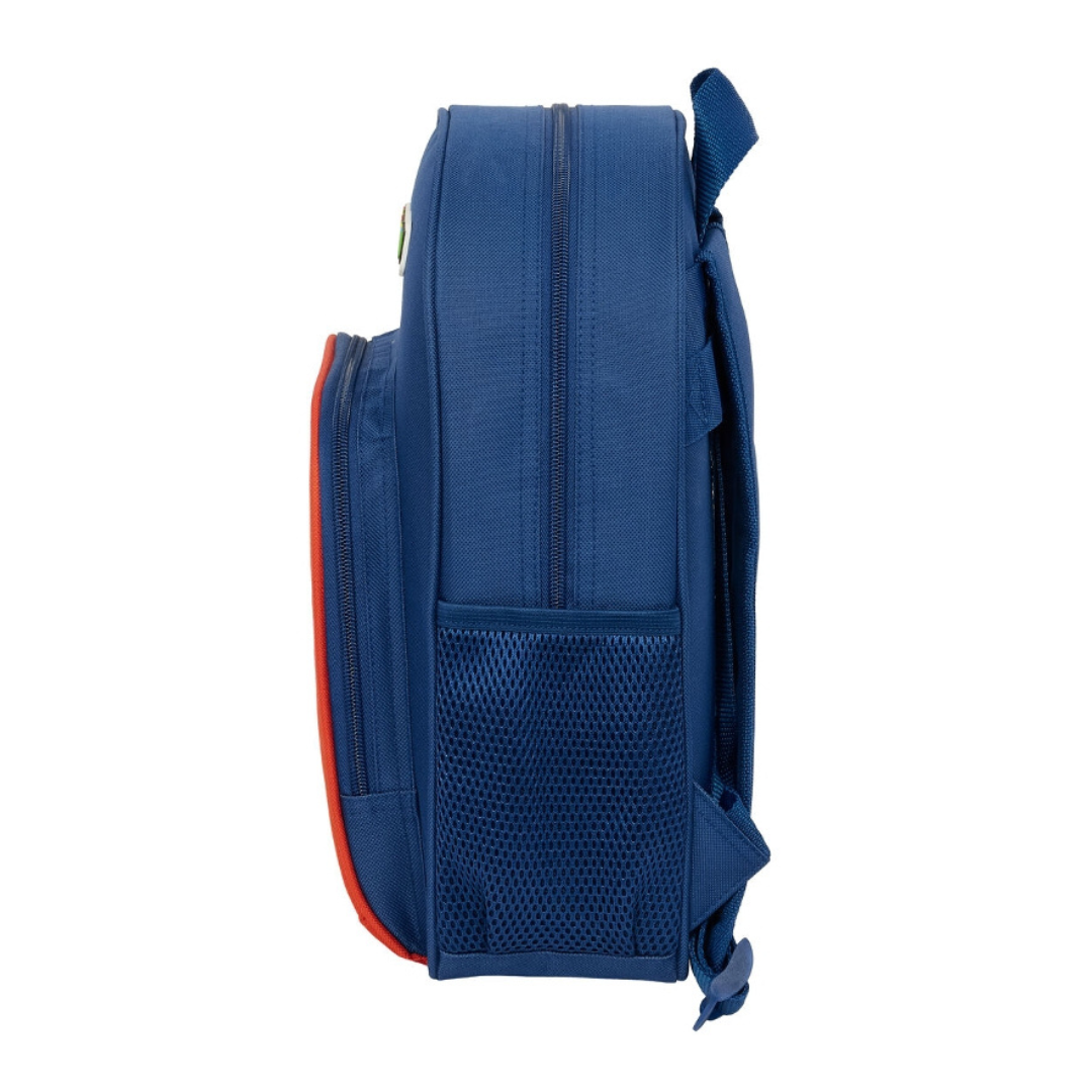 Mochila azul com detalhes vermelhos vista de perfil