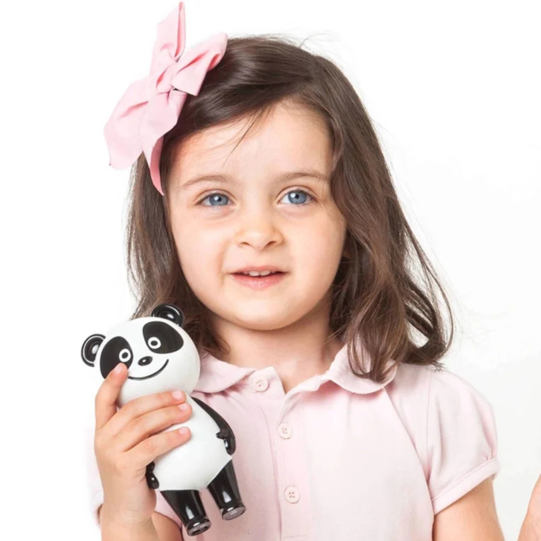 Menina com roupa rosa e laço, segurando brinquedo de panda preto e branco.