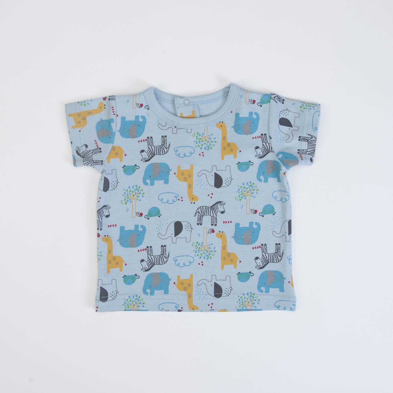 T-shirt infantil azul claro com estampado colorido de animais