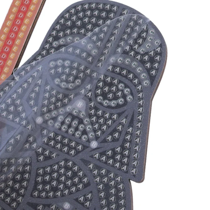 Máscara de Darth Vader feita com pequenas peças coloridas com letras em padrão