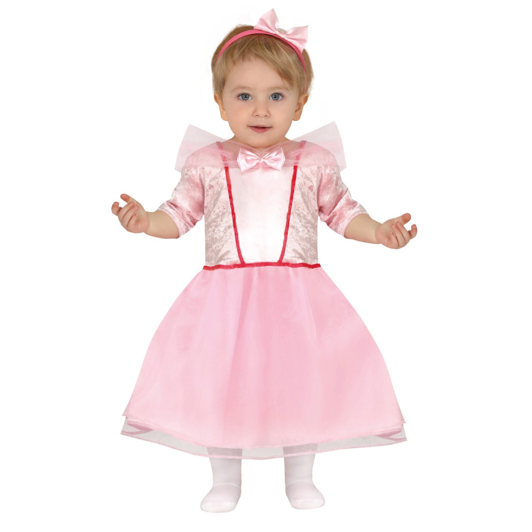 Criança com vestido rosa e faixa de cabelo com laço em fundo branco