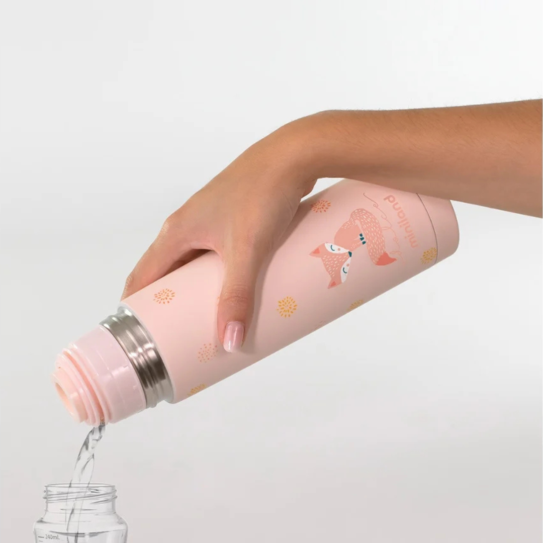 Frasco térmico rosa com raposa a verter água para copo medidor.