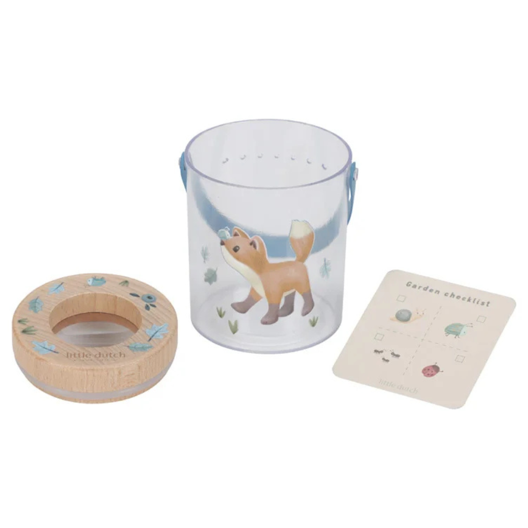 Pack infantil com lupa de madeira, recipiente plástico transparente com raposa e cartão de checklist de jardim.