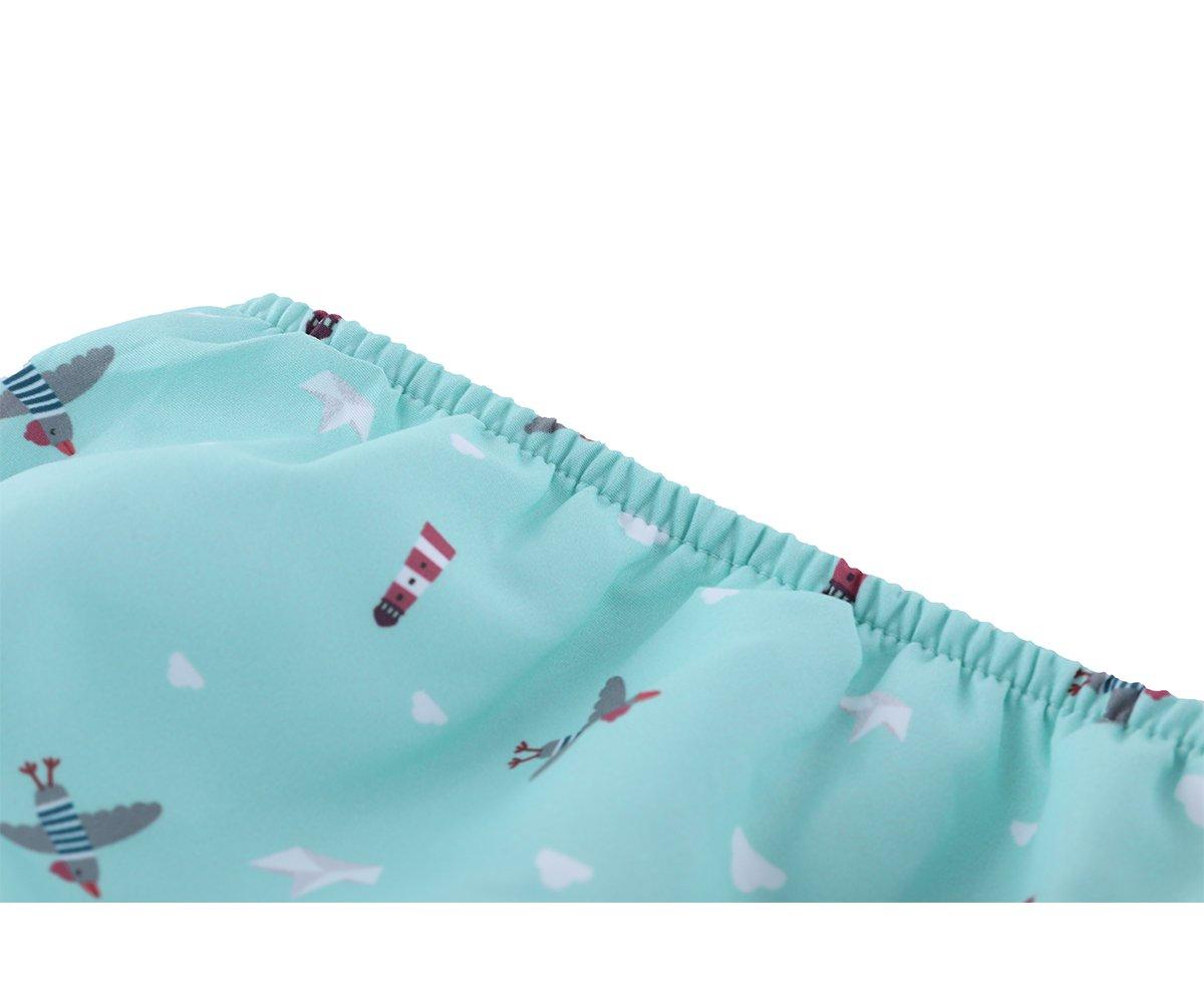 Detalhe de tecido azul claro com padrão de aviões e nuvens, com elástico na borda.