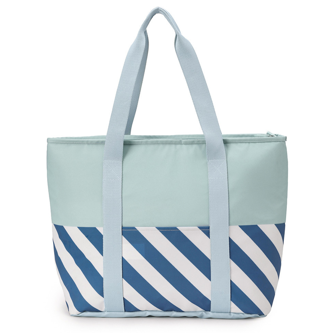 Mala tote azul claro com riscas diagonais brancas e azuis escuro.