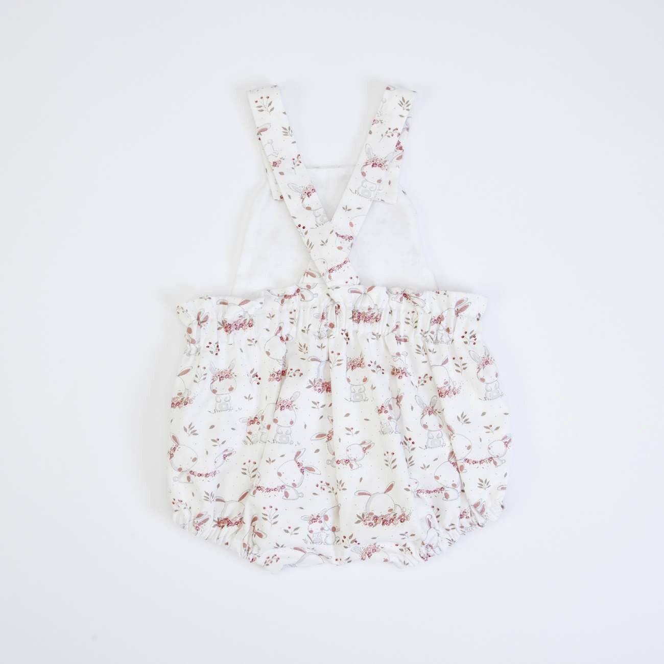 Macacão de bebé branco com padrão de coelhos e flores cor-de-rosa e castanho
