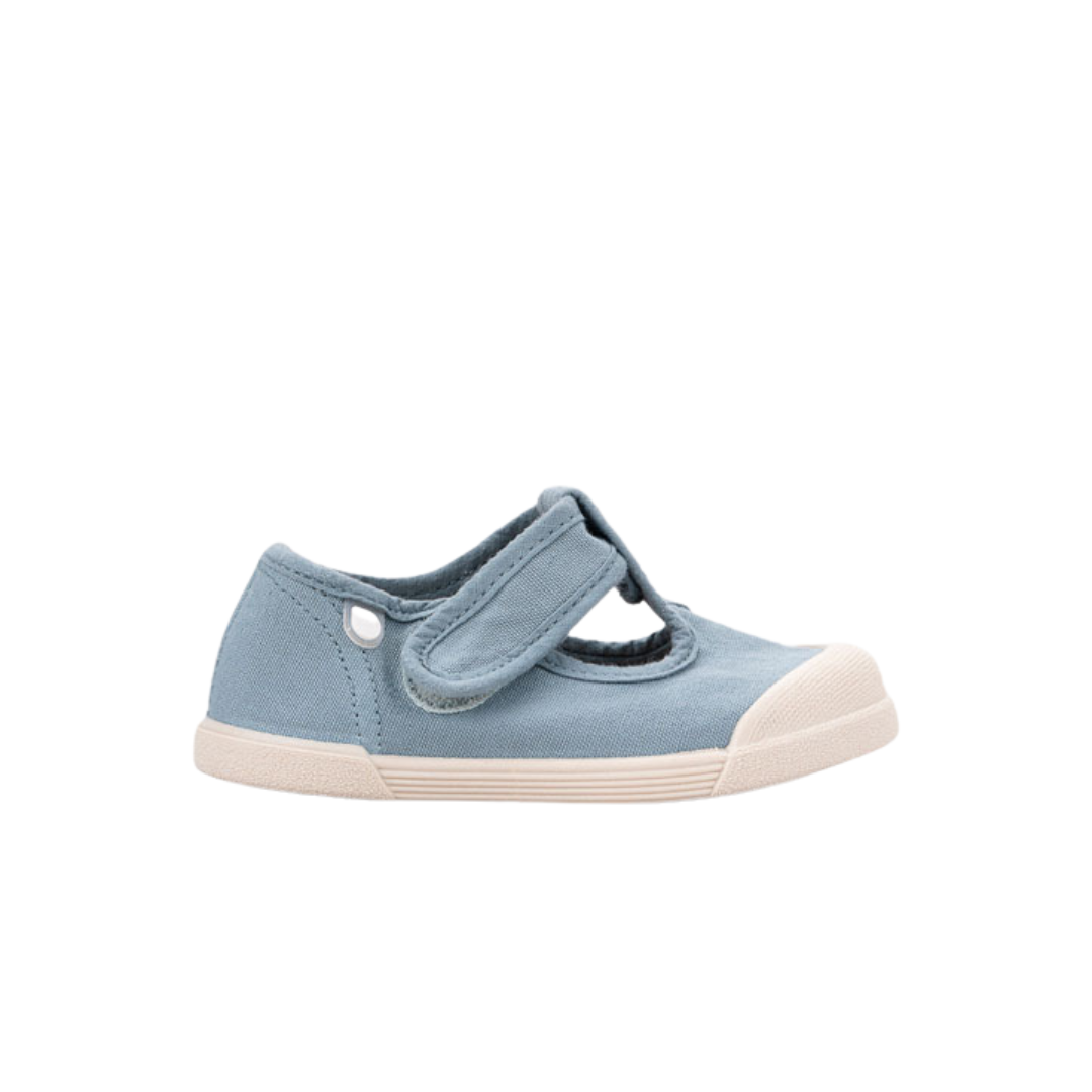 Sapatilha infantil azul com fecho em velcro e sola cremosa