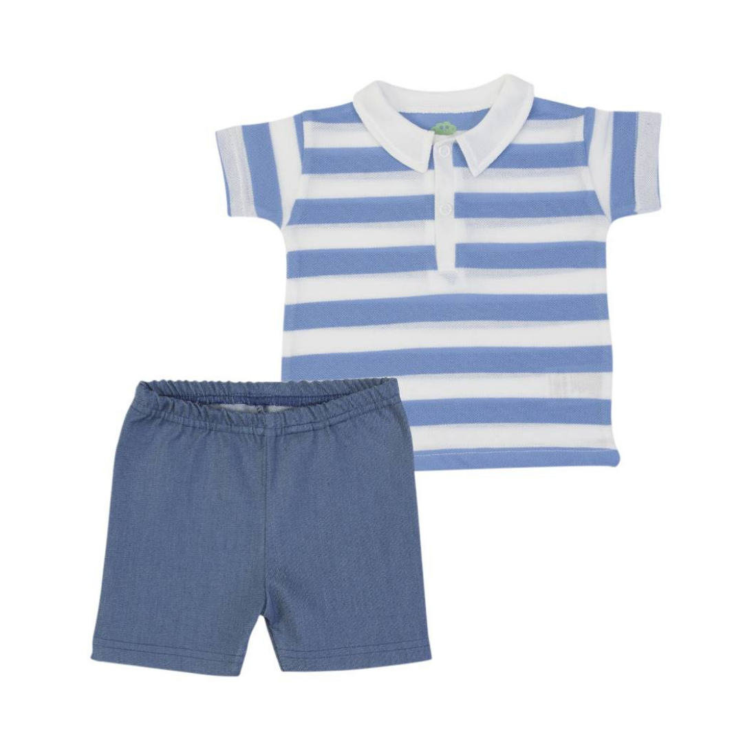 Conjunto infantil com t-shirt polo azul e branco e calções azuis.