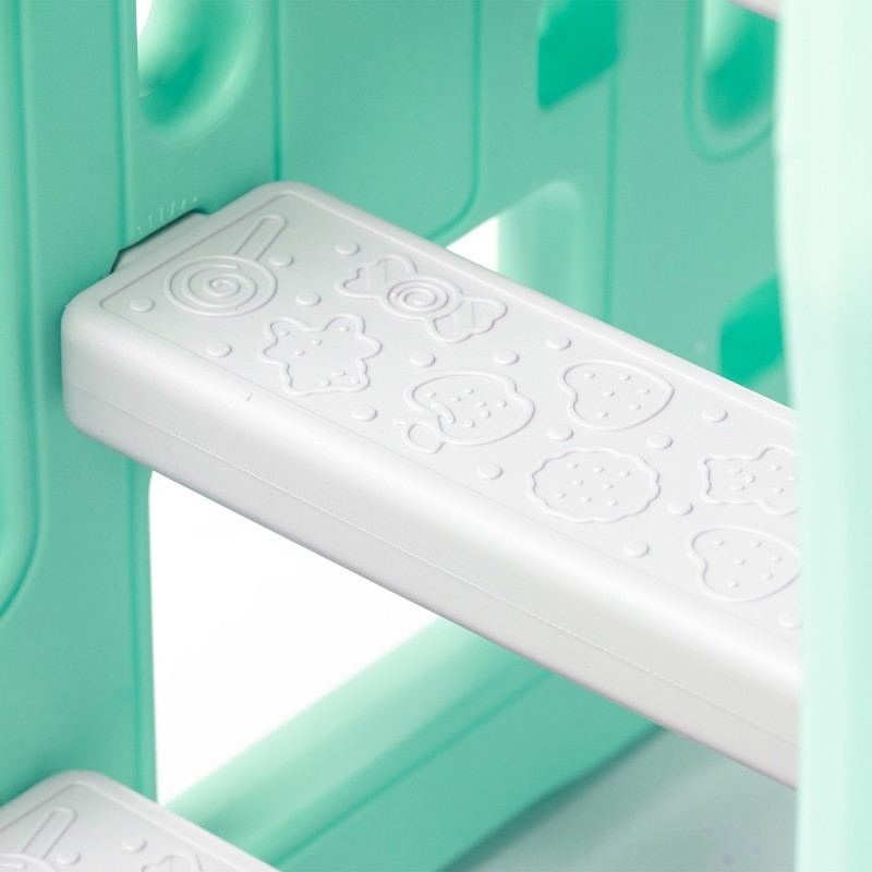 Escadote infantil verde e branco com degraus decorados em relevo
