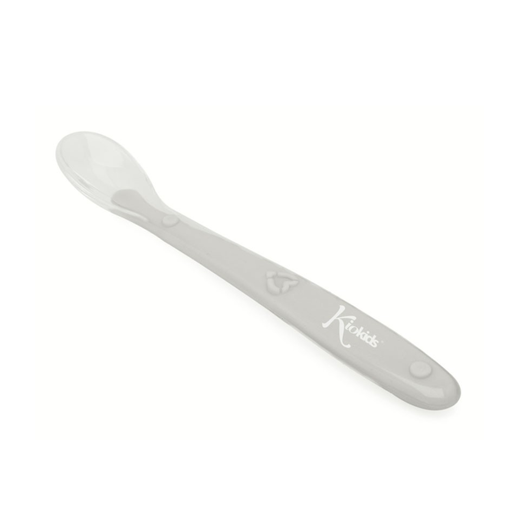 Colher infantil cinzenta com cabo liso e marca Kiokids