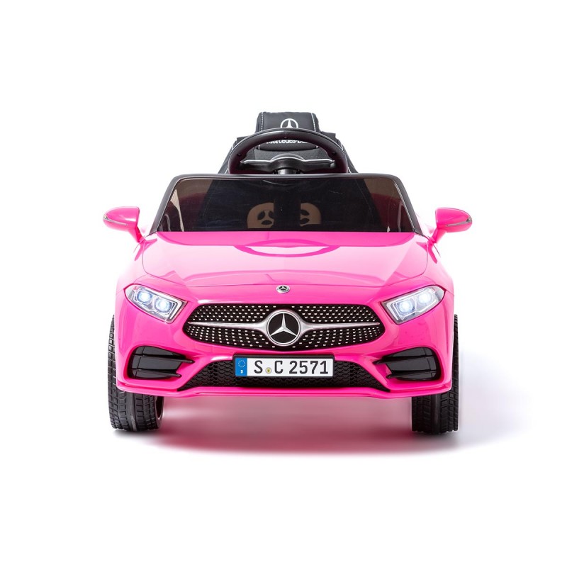 Carro elétrico infantil cor-de-rosa com volante e bancos pretos, símbolo Mercedes-Benz, e matrícula dianteira