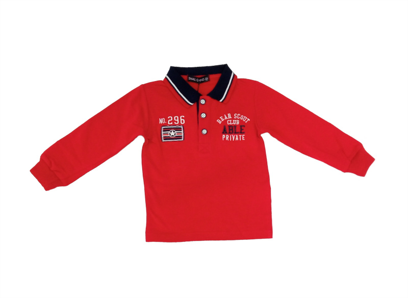 Camisa polo infantil vermelha de manga comprida com gola preta e estampas textuais