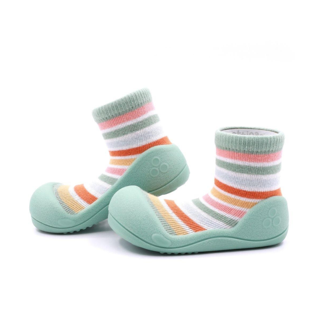 par de meias com sola de borracha verde clara e riscas coloridas