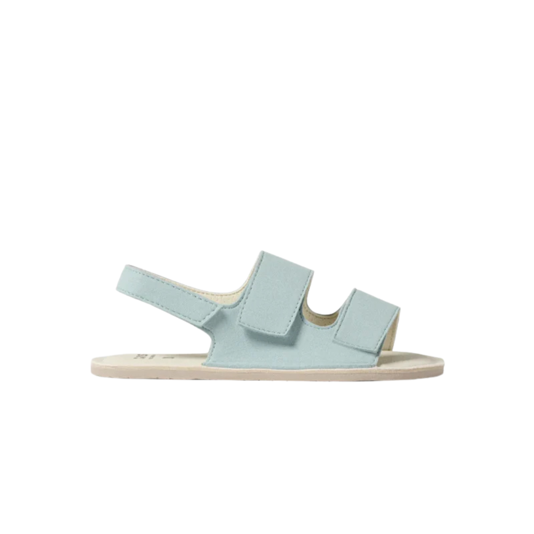 Sandália azul clara com duas tiras de velcro e sola branca