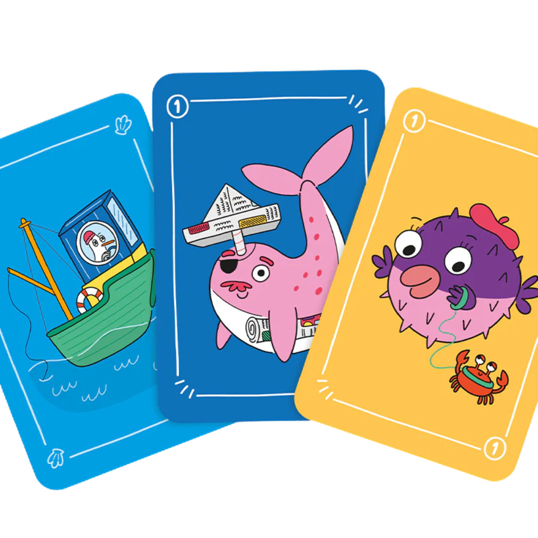 Três cartas de jogo coloridas com desenhos de animais cartoon