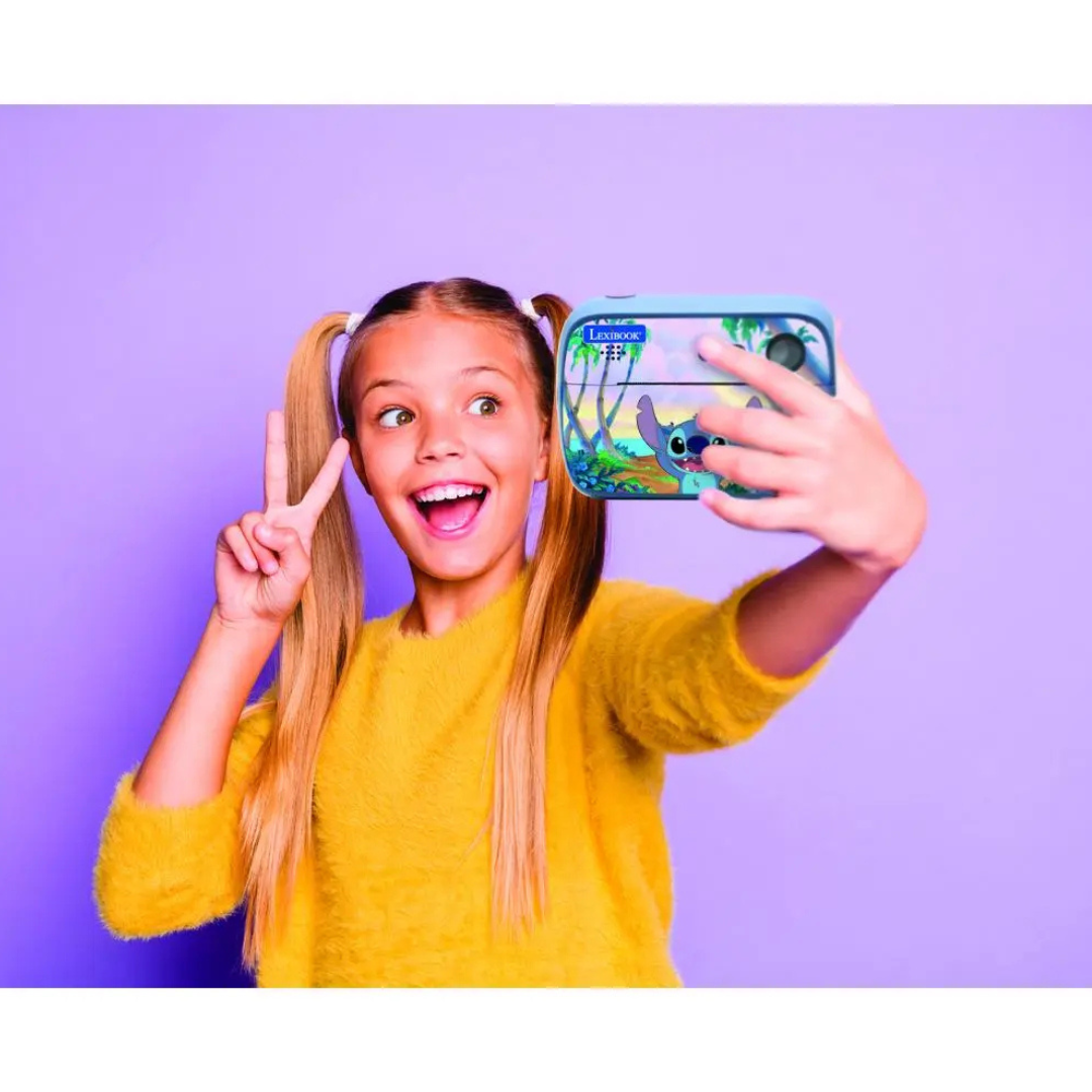 Menina com camisola amarela a tirar selfie com câmara azul com Stitch.