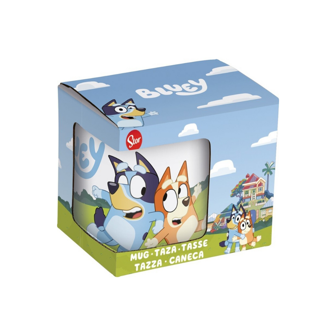 Caixa azul com design do desenho Bluey e caneca com personagens do desenho.