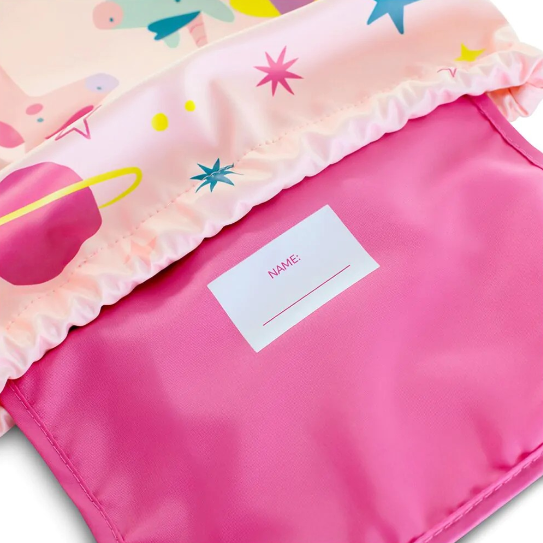 Mochila colorida com padrão espacial e etiqueta para nome