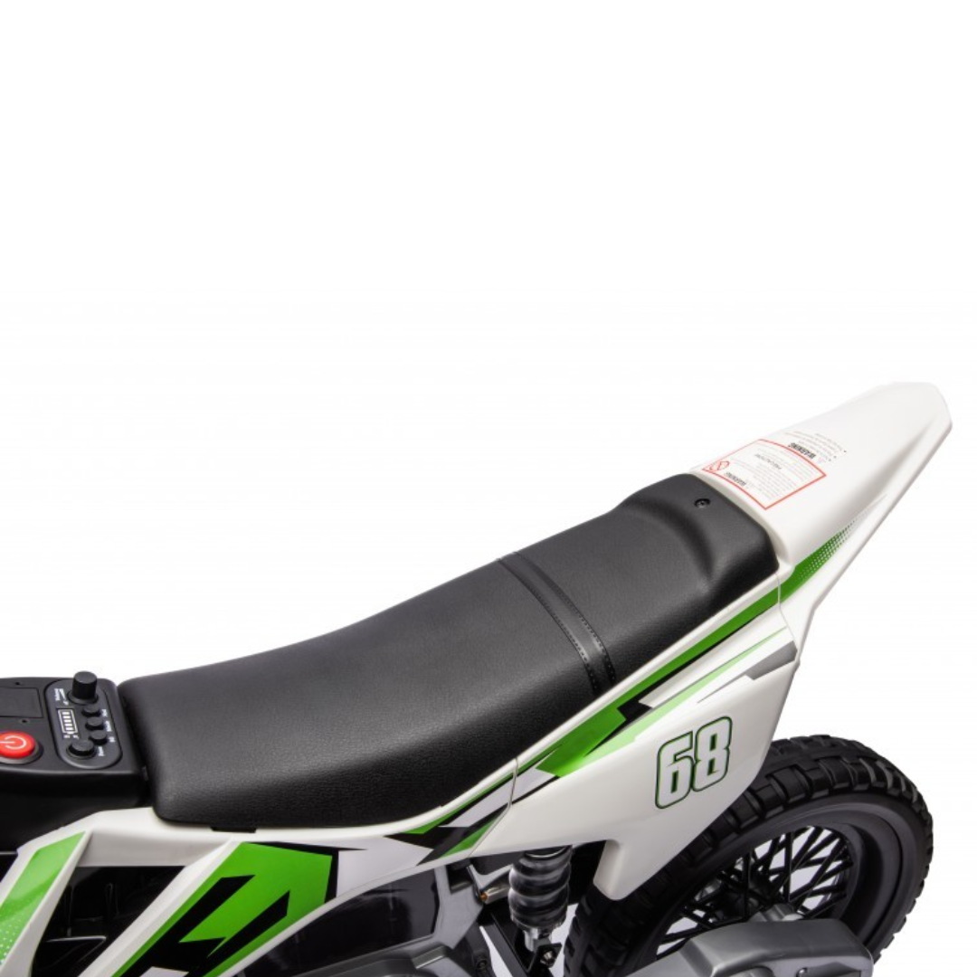 Assento preto em moto branca com detalhes verdes e número 68