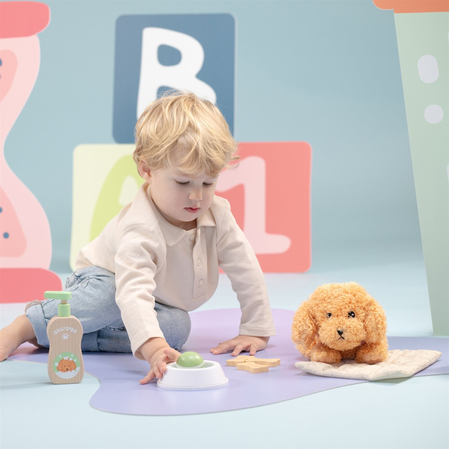 Criança a brincar com brinquedos e peluche de cão em fundo colorido com letras e números.