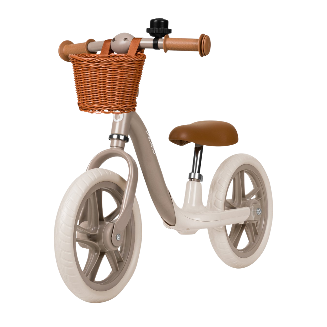 Bicicleta sem pedais bege com cesto de vime castanho e selim castanho