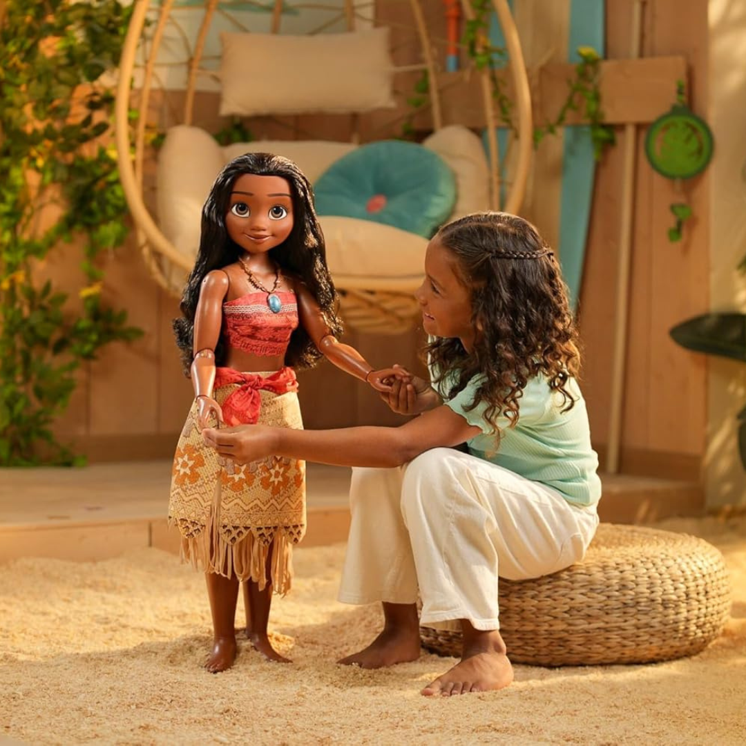 Boneca Moana com vestido tribal e criança em ambiente interior acolhedor