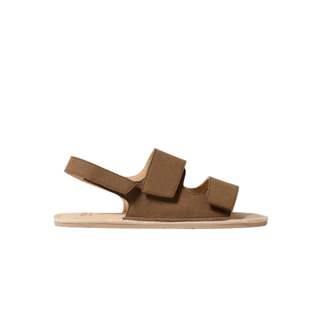 Sandália aberta castanha com tiras de velcro e sola bege