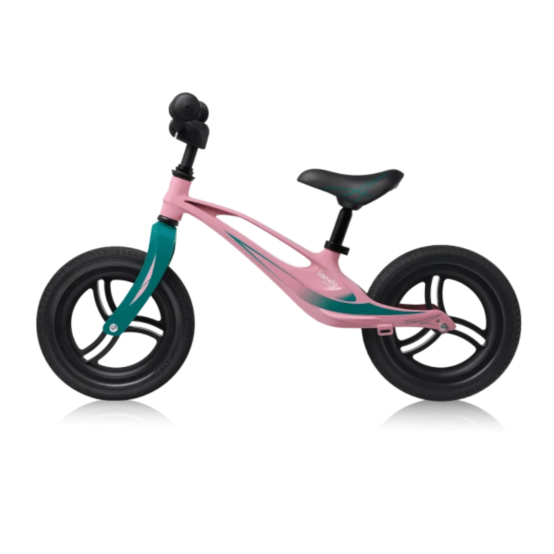Bicicleta sem pedais para crianças rosa e verde com rodas pretas.