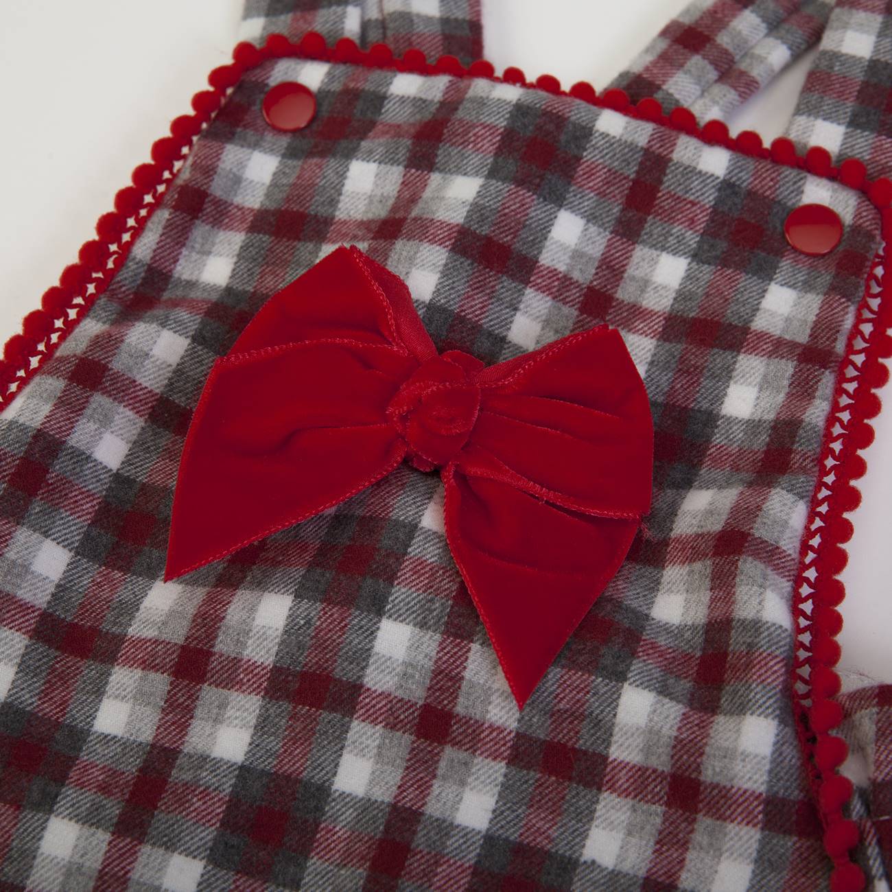 Jardineira infantil xadrez com laço vermelho