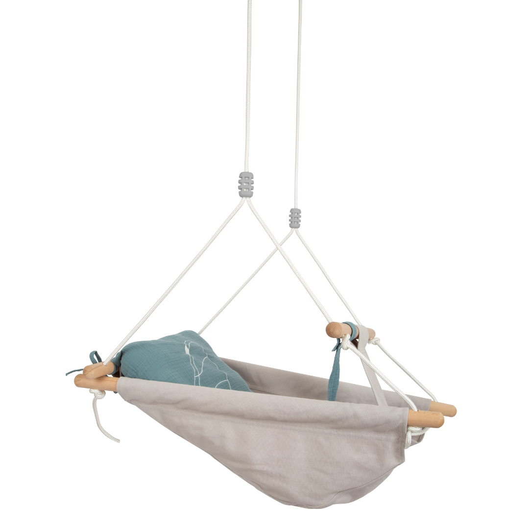 cadeira de baloiço cinza claro com almofada azul e suportes de madeira