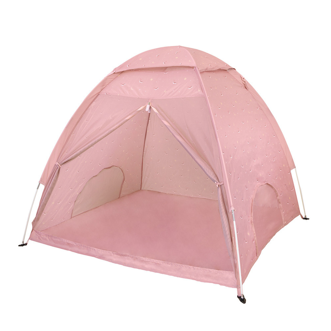 Tenda de campismo rosa com padrão de luas e estrelas e entrada aberta