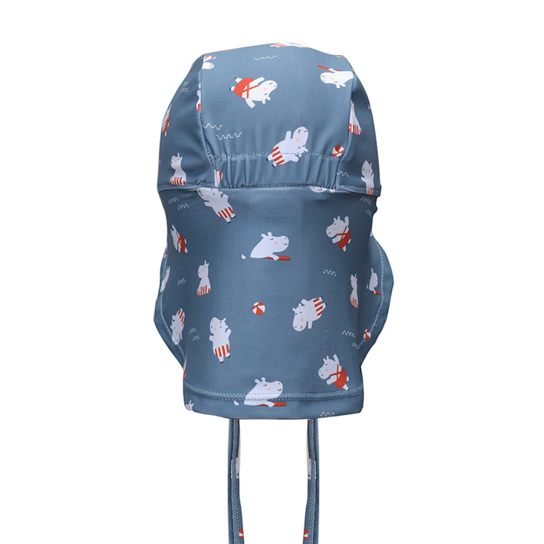 Gorro infantil azul com estampa de hipopótamos e fitas para amarrar
