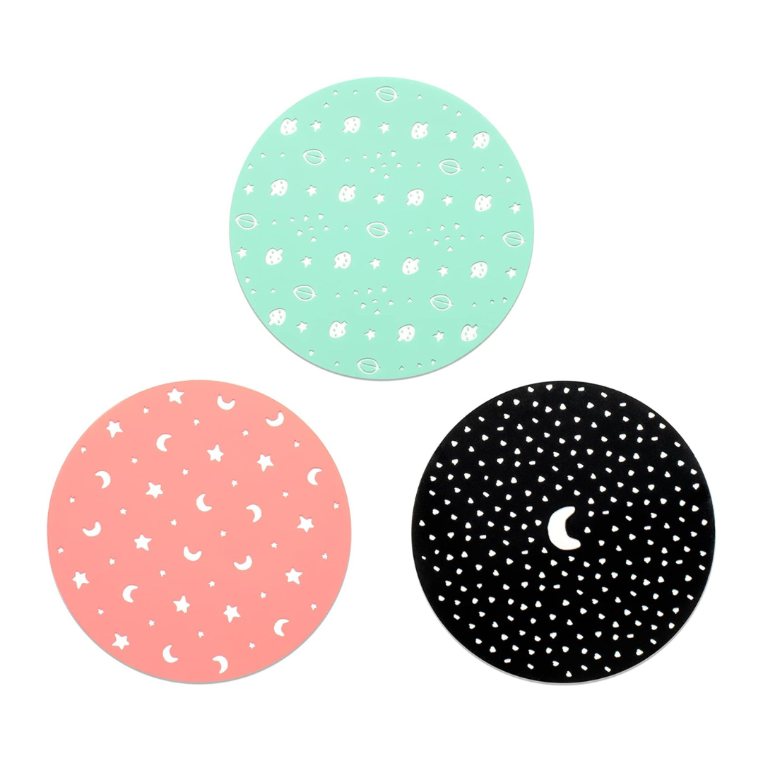 Três bases redondas coloridas com padrões decorativos brancos